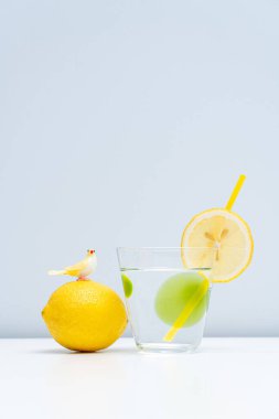 Bardağa sağlıklı bir limonata konur. Temiz bardakta saf su..