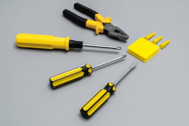 Tornavida pensesi gri arkaplanda tornavida aracı