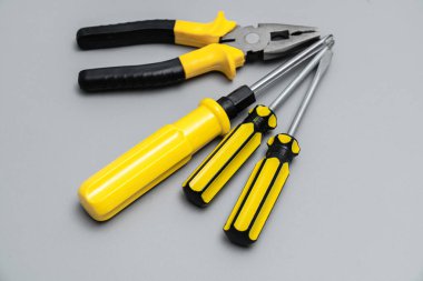 Tornavida pensesi gri arkaplanda tornavida aracı