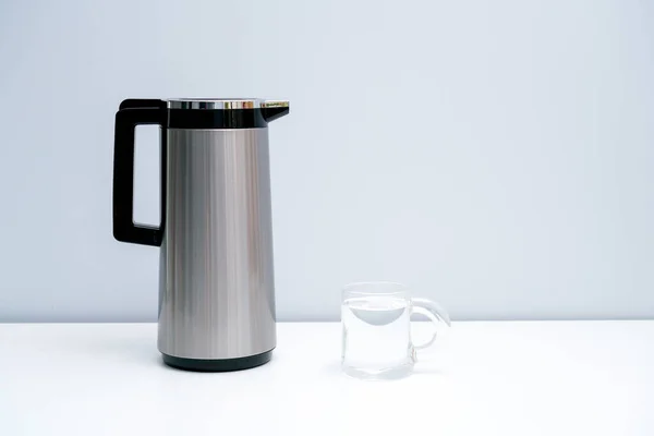 Білій Стільниці Встановлено Срібний Чайник Нержавіючої Сталі Чайник Склянка Білому — стокове фото