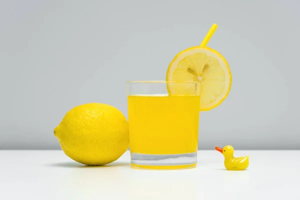 Vaso Limonada Limón Fresco Mesa Blanca — Foto de Stock