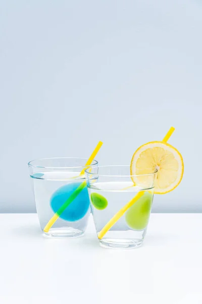 Два Здоровых Лимонада Помещаются Стекло Чистая Вода Двух Прозрачных Стаканах — стоковое фото