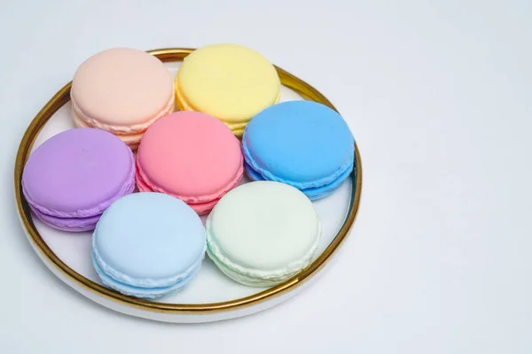 Яркие Красочные Макароны Расположены Белом Столе Французский Послеобеденный Чай Разноцветными — стоковое фото