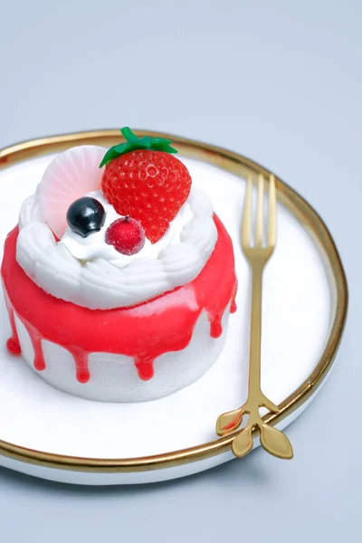 Gâteau Crème Lumineux Coloré Est Placé Dans Une Assiette Porcelaine — Photo