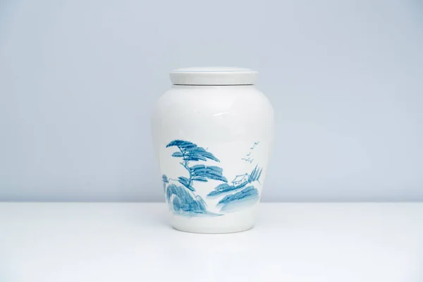 Biały Porcelanowy Magazyn Herbaty Jest Umieszczony Białym Stole Biały Słoik — Zdjęcie stockowe