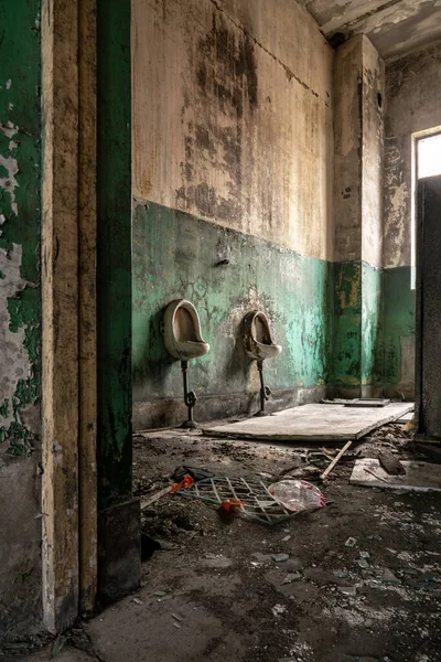 Urinoirs Dans Une Salle Bain Abandonnée Dans Une Usine Urinoir — Photo