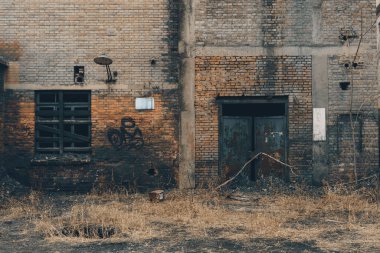 Terk edilmiş eski kömür madeni fabrikası duvarı. Terk edilmiş ve ıssız eski fabrika duvarı.