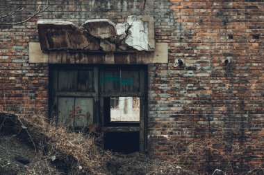 Terk edilmiş eski kömür madeni fabrikası duvarı. Terk edilmiş ve ıssız eski fabrika duvarı.