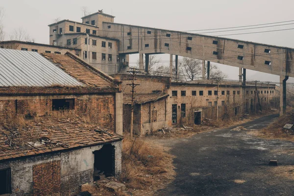 远眺一座废弃的煤矿厂房 废弃和破烂不堪的煤矿厂房 — 图库照片