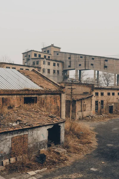 远眺一座废弃的煤矿厂房 废弃和破烂不堪的煤矿厂房 — 图库照片