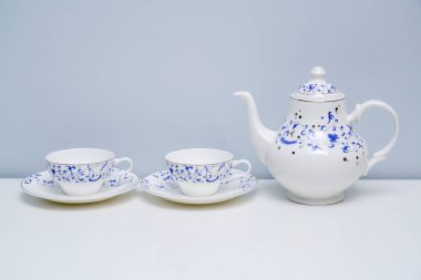 İngiliz ikindi çayı için çaydanlık ve fincanlar