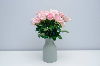 Gri vazoda pembe güller