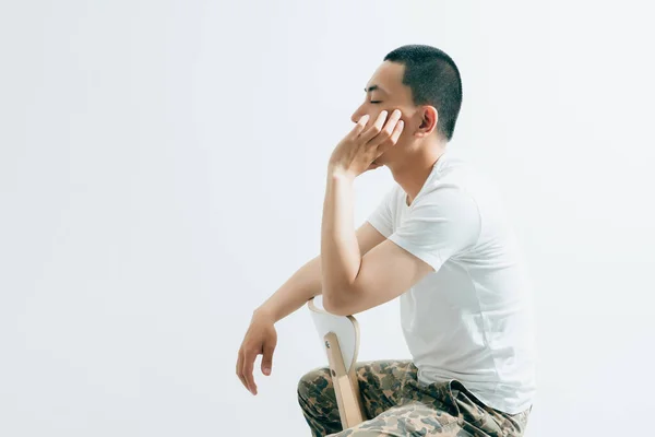 Guapo Asiático Chico Camuflaje Pantalones Blanco Camiseta Sentado Una Silla —  Fotos de Stock