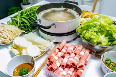 Lezzetli ve buharda pişmiş Çin yemeği.