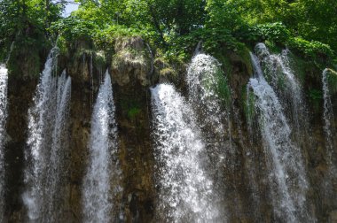 Hırvatistan 'daki Plitvice Gölleri Ulusal Parkı' nda göller ve şelaleler