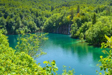 Hırvatistan 'daki Plitvice Gölleri Ulusal Parkı' nda göller ve şelaleler