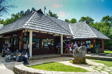 PLITVICE Gölü, CROATIA - 8 Haziran: Plitvice Lakes Ulusal Parkı - Hırvatistan 'ın girişi, 8 Haziran 2019