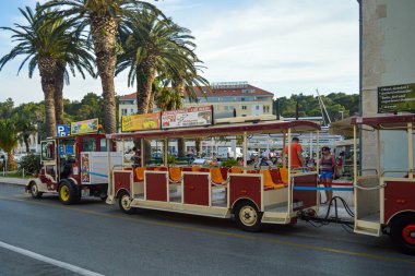 MAKARSKA, CROATIA - 21 Haziran: Hırvatistan 'ın Makarska kentinde 21 Haziran 2019' da turizm treni.