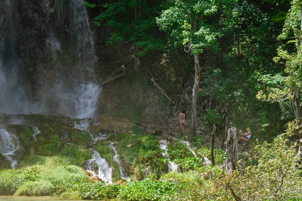 Plitvice Lakes Croatia June 2019年6月8日 克罗地亚Plitvice Lakes国家公园 女孩们在瀑布上摆姿势 — 图库照片