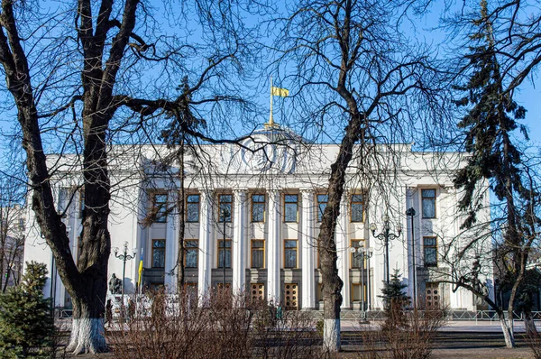 KYIV, UKRAINE - 12 Ocak 2020 'de Ukrayna' nın başkenti Kyiv 'deki Mariinsky Park' taki Hruşevsky Caddesi 'ndeki Verkhovna Rada binasının (parlamento binasının) tepesindeki bayrak. 