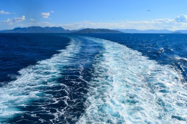 Yunanistan 'da Aegina yakınlarındaki Saronik Körfezi üzerinde deniz manzarası