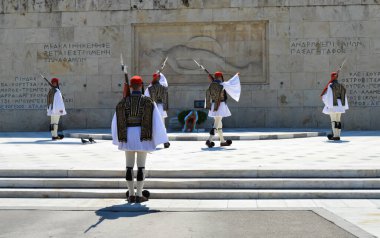 ATİNA, GREECE - 23 Haziran: Atina, Yunanistan 'da 23 Haziran 2017' de parlamento yakınlarındaki Merasim Elit piyade Alanlarının değiştirilmesi. 