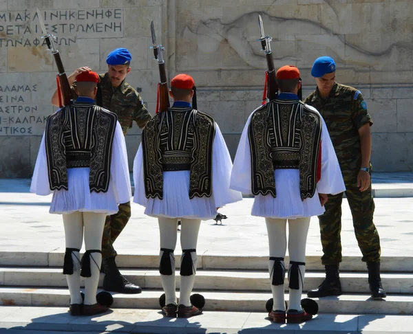 Athens Greece June Зміна Церемоніальної Елітної Піхоти Evzone Біля Парламенту — стокове фото