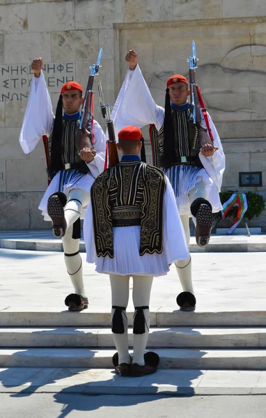 ATİNA, GREECE - 23 Haziran: Atina, Yunanistan 'da 23 Haziran 2017' de parlamento yakınlarındaki Merasim Elit piyade Alanlarının değiştirilmesi. 