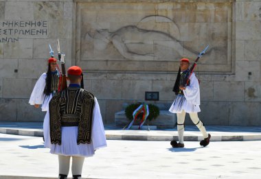 ATİNA, GREECE - 23 Haziran: Atina, Yunanistan 'da 23 Haziran 2017' de parlamento yakınlarındaki Merasim Elit piyade Alanlarının değiştirilmesi. 