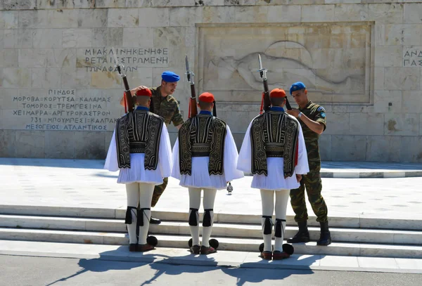 Athens Griekenland Juni Verandering Van Ceremoniële Elite Infanterie Evzones Buurt — Stockfoto
