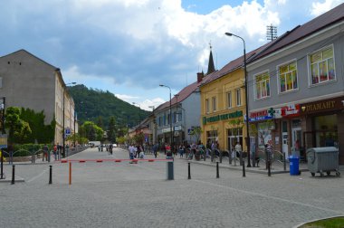 KHust, UKRAINE - 3 Mayıs 2016 'da Ukrayna' nın Khust kentinde tamamen yeniden inşa edilmiş meydanda yürümek.