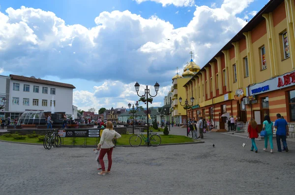 Khust Ucrânia Maio Caminhando Praça Totalmente Reconstruída Khust Ucrânia Maio — Fotografia de Stock