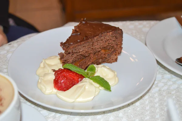 Chocoladetaart Met Aardbeien — Stockfoto