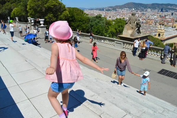 Barcelone Espagne Juin Enfant Joue Dans Les Escaliers Musée National — Photo