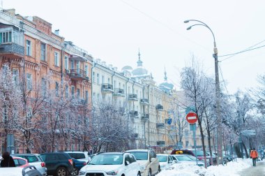 KYIV, UKRAINE - 28 Ocak 2019: 28 Ocak 2019 'da Ukrayna' nın Kyiv kentinde kar fırtınası sonrasında sokaklar ve arabalar. 