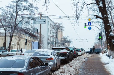 KYIV, UKRAINE - 28 Ocak 2019: 28 Ocak 2019 'da Ukrayna' nın Kyiv kentinde kar fırtınası sonrasında sokaklar ve arabalar. 