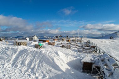 Dağda kayak yapmak Zakhar Berkut, Karpat Dağları, Ukrayna.