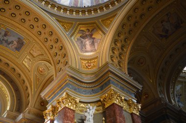 BUDAPEST, HUNGARY - 29 Aralık 2017: Budapeşte 'de Aziz Stephen Bazilikası' nın İçi (Szent Istvan Bazilika) 29 Aralık 2017.