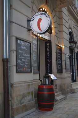 BUDAPEST, HUNGARY - 29 Aralık 2017: Turistler ve yerel halk 29 Aralık 2017 tarihinde Budapeşte 'deki Macar restoranında ulusal yemeğin tadını çıkarıyorlar.