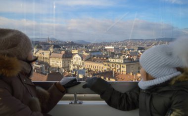 BUDAPEST, HUNGARY - 29 Aralık 2017: Dönme dolaptan şehir manzarası 29 Aralık 2017.