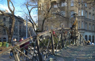  BUDAPEST, HUNGARY - 29 Aralık 2017: Budapeşte 'deki Macaristan Parlamento Binası yakınlarındaki Imre Nagy Heykeli.