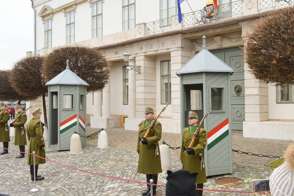 2017年12月30日 2017年12月30日布达佩斯Buda城堡附近的礼仪精英步兵换人 — 图库照片
