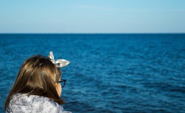 Sonbaharda su yüzeyini izleyen kız