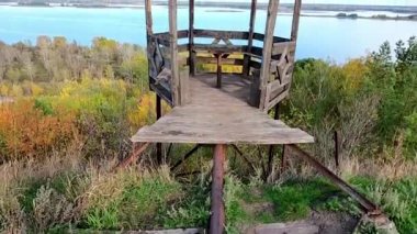 Dinyeper nehri panoraması. Terk edilmiş bahçe evi. Stayky, Kyiv bölgesi, sonbahar.