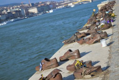 BUDAPEST, HUNGARY - 29 Aralık 2017 'de Budapeşte' de 2. Dünya Savaşı sırasında faşistler tarafından öldürülen insanların anısına yapılmış bir anıttır..