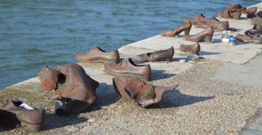 BUDAPEST, HUNGARY - 29 Aralık 2017 'de Budapeşte' de 2. Dünya Savaşı sırasında faşistler tarafından öldürülen insanların anısına yapılmış bir anıttır..