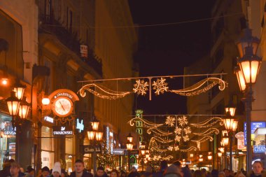 BUDAPEST, HUNGARY - 29 Aralık 2017: Budapeşte 'de gece caddesinde Noel süslemesi.