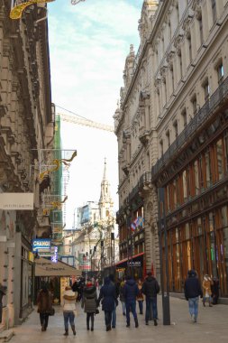 BUDAPEST, HUNGARY - 31 Aralık 2017: Turistler ve yerel halk 31 Aralık 2017 'de Budapeşte' deki Vaci Caddesi 'nde Noel tatilinin tadını çıkarıyorlar.