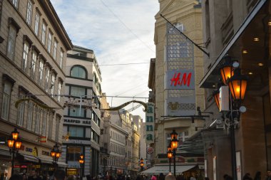 BUDAPEST, HUNGARY - 31 Aralık 2017: Turistler ve yerel halk 31 Aralık 2017 'de Budapeşte' deki Vaci Caddesi 'nde Noel tatilinin tadını çıkarıyorlar.
