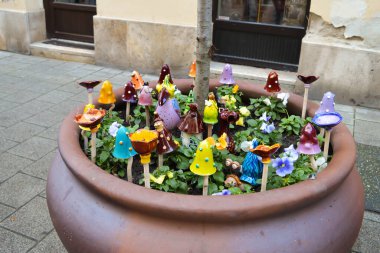 BUDAPEST, HUNGARY - 31 Aralık 2017: Budapeşte 'deki Vaci Caddesi' ndeki hediyelik eşya dükkanının vitrini.